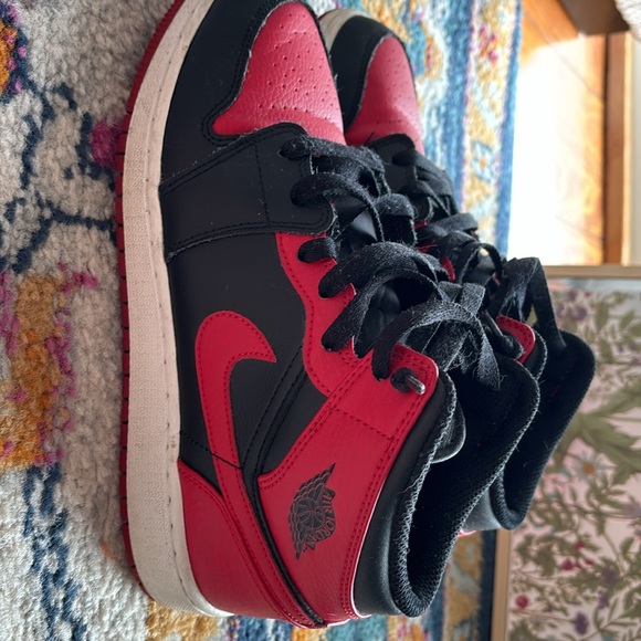 Air Jordan, black and red low top sneakers - Picture 2 of 6